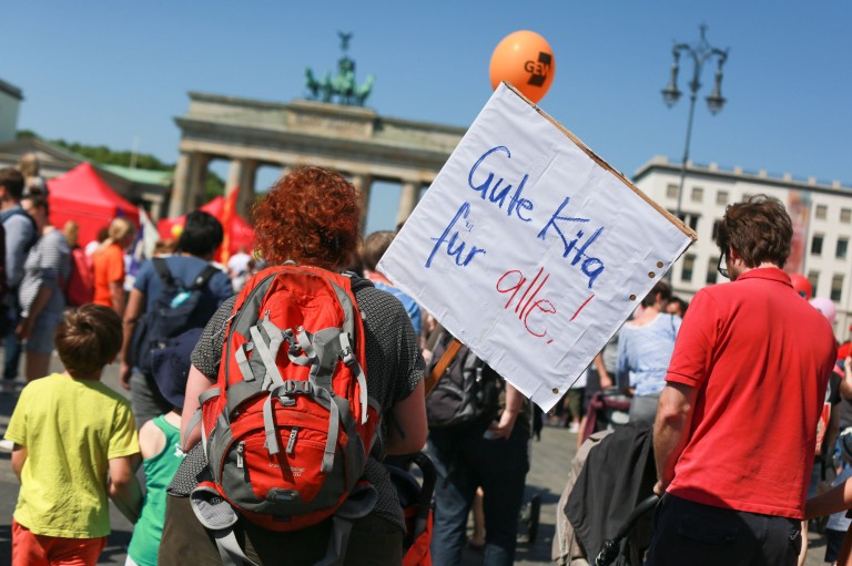Demonstration in Berlin mit Transparent Gute Kita für Alle