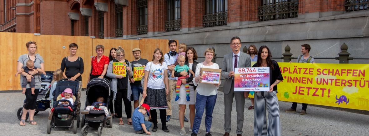Unterschriftenübergabe Kitakrise-Petition vor dem Berliner Abgeordnetenhaus